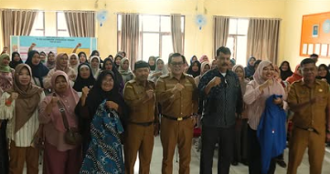 Wakil Wali Kota Singkawang, Muhammadin menyerahkan secara simbolis bantuan seragam kepada perwakilan kader Posyandu di Aula Kantor Camat Singkawang Tengah, Selasa (26/1).