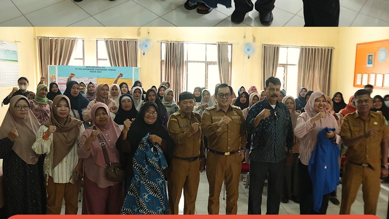 Wakil Wali Kota Singkawang Muhammadin menyerahkan secara simbolis baju seragam kepada kader Posyandu di Kantor Camat Singkawang Tengah. (Dok. HO/Faktakalbar.id)