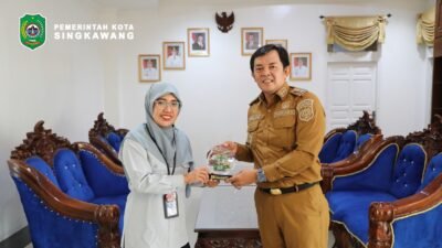 Wakil Wali Kota Singkawang Muhammadin menerima cinderamata dari perwakilan Balai Bahasa Provinsi Kalbar saat audiensi terkait Revitalisasi Bahasa Daerah di rumah dinas. (Dok. HO/Faktakalbar.id)