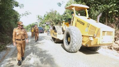 Wakil Wali Kota Singkawang meninjau progres pembangunan Jalan Gambir di Kelurahan Mayasopa yang tengah dikerjakan menggunakan alat berat. (Dok. HO/Faktakalbar.id)