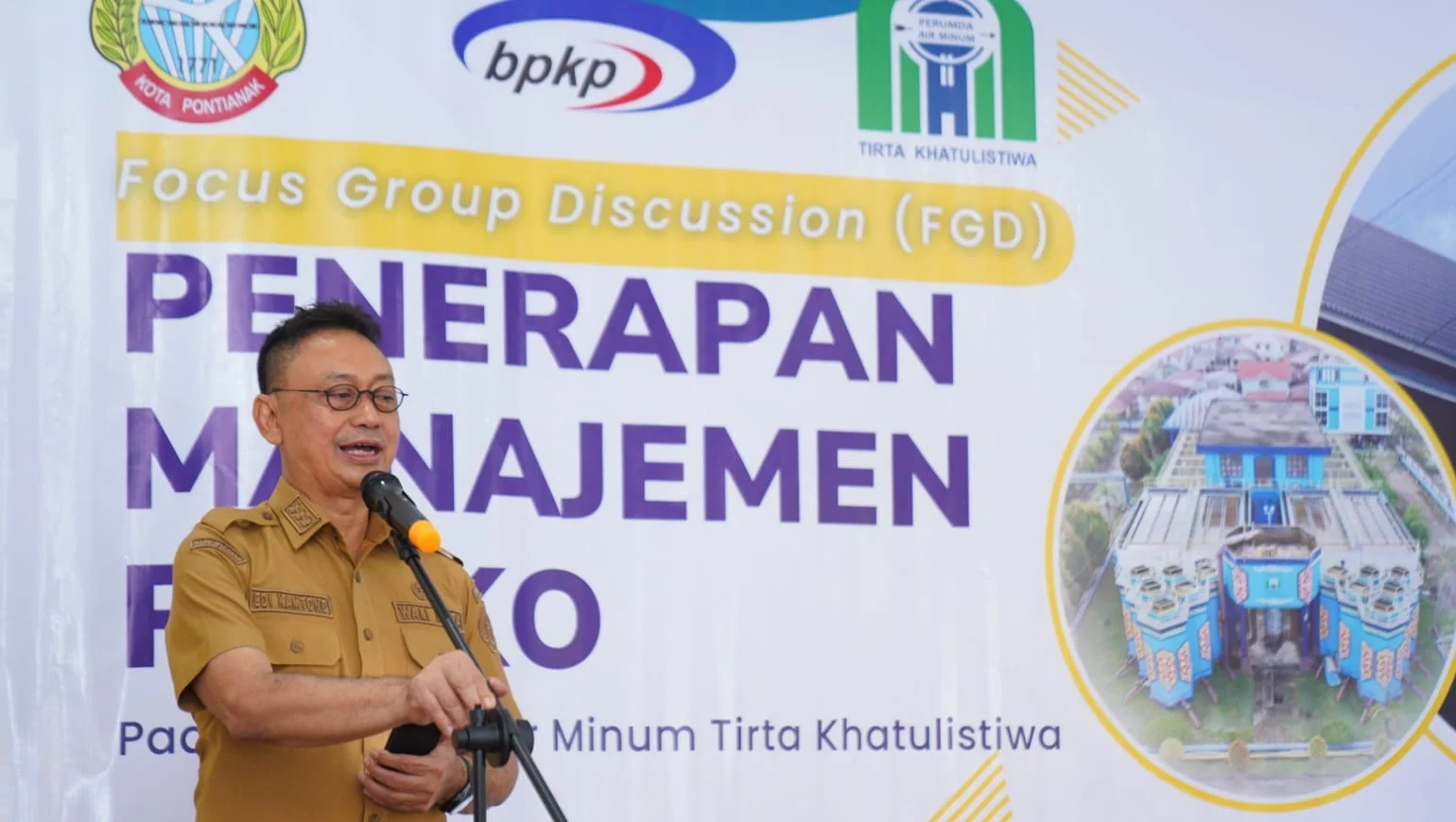 "Wali Kota Pontianak Edi Kamtono minta PDAM Tirta Khatulistiwa tekan kebocoran pipa hingga di bawah 28% dan operasikan Pipa Nipah Kuning Februari ini."