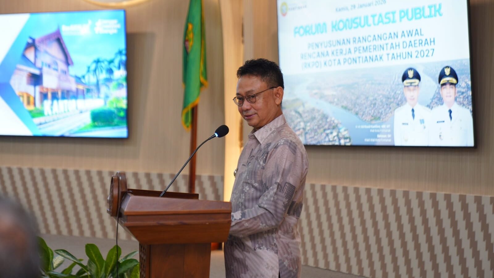 Wali Kota Pontianak, Edi Rusdi Kamtono, memaparkan rancangan awal Rencana Kerja Pemerintah Daerah (RKPD) Tahun 2027 dalam Forum Konsultasi Publik. (Dok. HO/Faktakalbar.id)