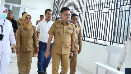 Wali Kota Pontianak, Edi Rusdi Kamtono, saat meninjau kondisi bangunan dan fasilitas di salah satu puskesmas baru yang telah siap beroperasi melayani masyarakat, Selasa (6/1).