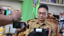 Wali Kota Pontianak Edi Rusdi Kamtono saat memberikan keterangan kepada awak media terkait rencana penambahan lahan pemakaman umum. (Dok. HO/Faktakalbar.id)
