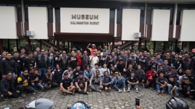Wali Kota Pontianak, Edi Rusdi Kamtono (tengah, kemeja putih), berfoto bersama ratusan anggota komunitas motor sebelum melepas rombongan charity ride "Motor-Motoran 1% Peduli Bencana" di halaman Museum Kalimantan Barat, Minggu (1/1/2026). (Dok. HO/Faktakalbar.id)