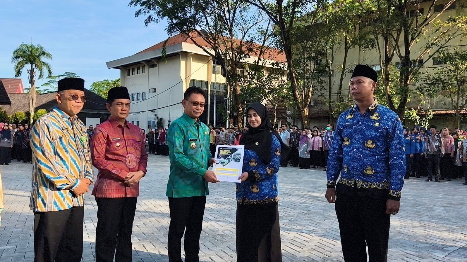 Wali Kota Pontianak, Edi Rusdi Kamtono (kiri, baju hijau), menyerahkan Surat Keputusan (SK) Pengangkatan Pegawai Pemerintah dengan Perjanjian Kerja (P3K) Paruh Waktu kepada perwakilan pegawai di halaman Kantor BKPSDM Kota Pontianak, Jumat (2/1/2026). (Dok. HO/Faktakalbar.id)