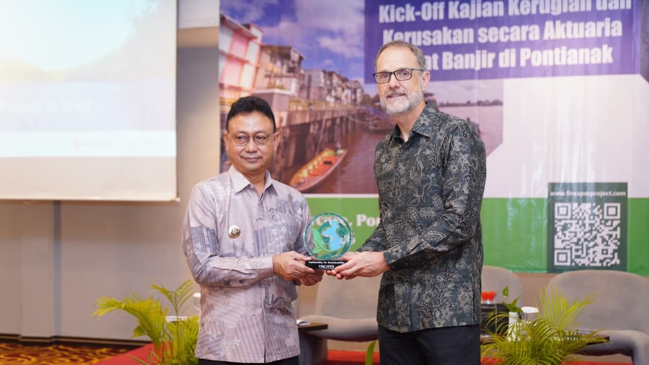 Wali Kota Pontianak Edi Rusdi Kamtono menerima plakat dari Perwakilan Universitas Waterloo Stefan Steiner dalam acara Kick Off Kajian Kerugian Banjir. (Dok. HO/Faktakalbar.id)
