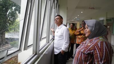 Wali Kota Pontianak, Edi Rusdi Kamtono, meninjau langsung kondisi bangunan dan jendela di RSUD Sultan Syarif Mohamad Alkadrie. (Dok. HO/Faktakalbar.id)