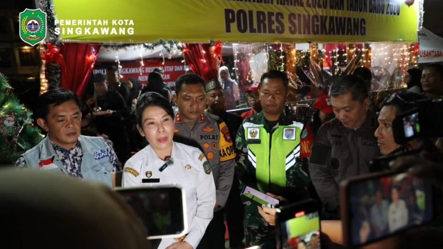 Wali Kota Singkawang, Tjhai Chui Mie, memberikan arahan kepada petugas gabungan. (Bawah) Rombongan Forkopimda melakukan patroli menggunakan sepeda motor menyisir jalanan kota pada malam pergantian tahun, Rabu (31/12/2025). (Dok. HO/Faktakalbar.id)