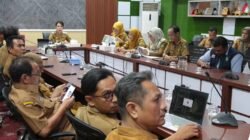 Suasana rapat koordinasi yang dipimpin Wali Kota Singkawang di ruang rapat dengan meja panjang, dihadiri oleh sejumlah pejabat berseragam dinas cokelat. (Dok. HO/Faktakalbar.id)