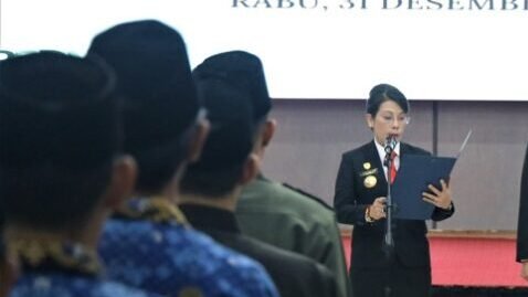 Wali Kota Singkawang Tjhai Chui Mie lantik 71 pejabat di penghujung 2025.