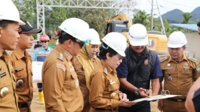 Wali Kota Singkawang, Tjhai Chui Mie, bersama Wakil Wali Kota Muhammadin saat meninjau progres pembangunan Sekolah Rakyat di Kecamatan Singkawang Selatan, Senin (5/1).