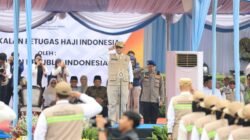 Wakil Menteri Pertahanan Donny Ermawan Taufanto memberikan penghormatan saat menghadiri Pembekalan Diklat PPIH Arab Saudi 1447 H di Halim Perdanakusuma. (Dok. HO/Faktakalbar.id)