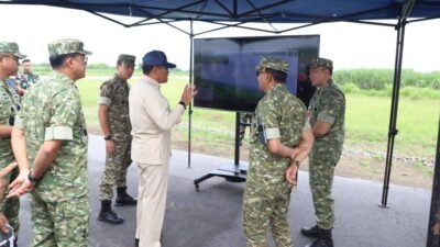 Wakil Menteri Pertahanan RI, Donny Ermawan Taufanto, didampingi pejabat TNI AU meninjau fasilitas dan kesiapan operasional di Lanud Iswahjudi, Madiun. (Dok. HO/Faktakalbar.id)