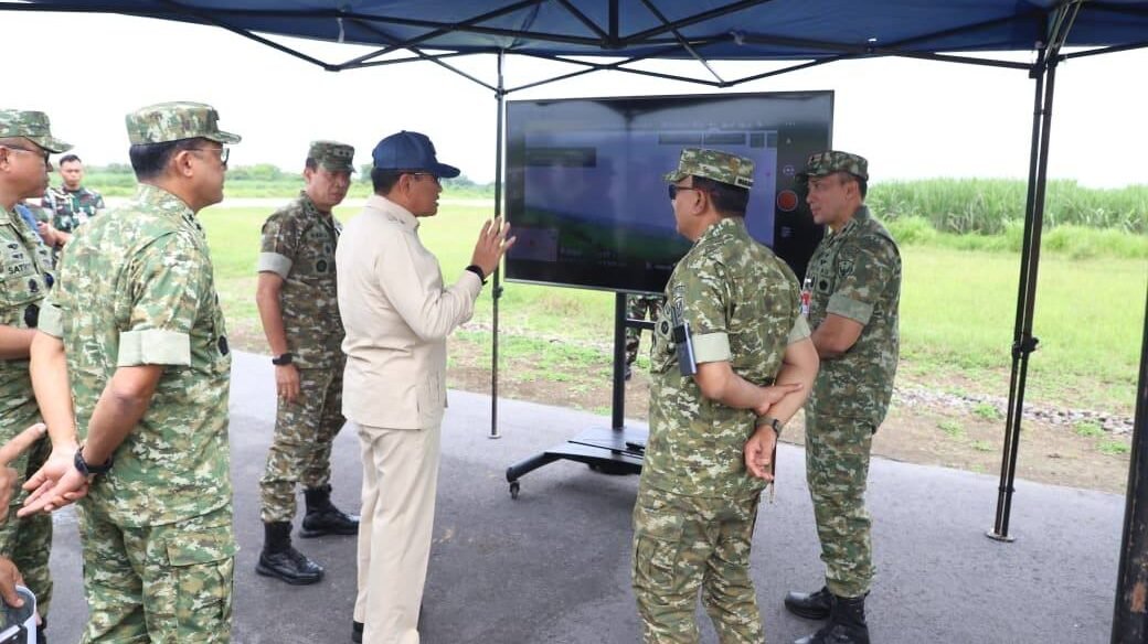 Wakil Menteri Pertahanan RI, Donny Ermawan Taufanto, didampingi pejabat TNI AU meninjau fasilitas dan kesiapan operasional di Lanud Iswahjudi, Madiun. (Dok. HO/Faktakalbar.id)