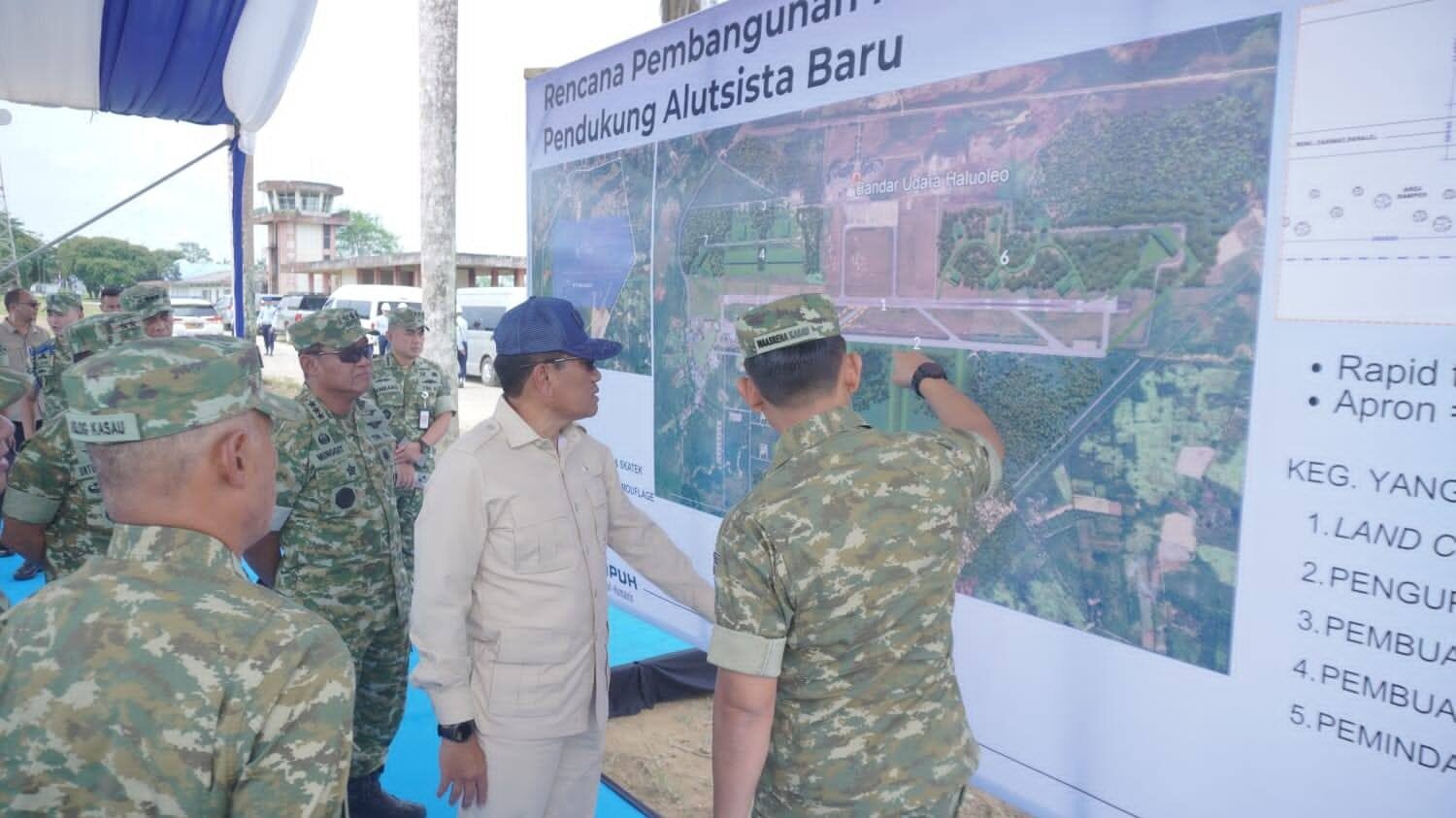 Wakil Menteri Pertahanan Donny Ermawan Taufanto meninjau peta rencana pembangunan pendukung alutsista baru di Lanud Haluoleo bersama jajaran TNI AU. (Dok. HO/Faktakalbar.id)