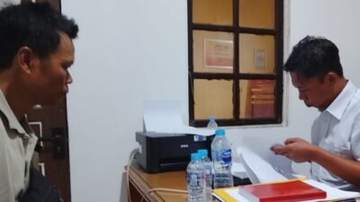 Perwakilan warga Desa Rantau Malam, Kecamatan Serawai, saat mendatangi Polres Sintang untuk menyerahkan berkas laporan dugaan penyimpangan Dana Desa, Senin (19/1).