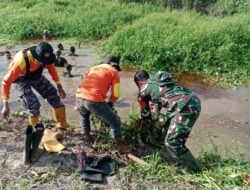 Antisipasi Banjir, Warga dan TNI Bersih-Bersih Sungai di Kawasan Veteran Singkawang