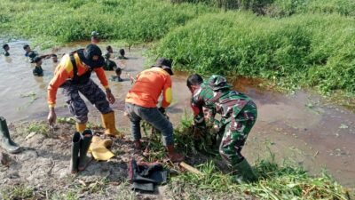 "Warga Roban bersama TNI bersihkan tumpukan sampah di sungai Jalan Veteran, Singkawang. Langkah gotong royong antisipasi potensi banjir di musim hujan."