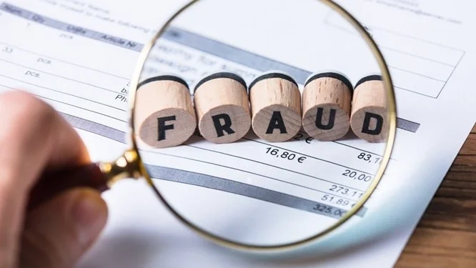 "Pahami definisi fraud dan bahaya Skema Ponzi dalam investasi. Kenali ciri ciri modus operandi pelaku agar terhindar dari kerugian finansial dan investasi bodong."