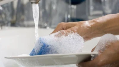 "Banyak yang mengira aman di dalam rumah saat hujan petir. Faktanya, 5 aktivitas ini justru berbahaya, mulai dari mandi hingga menyentuh elektronik. Simak penjelasannya."