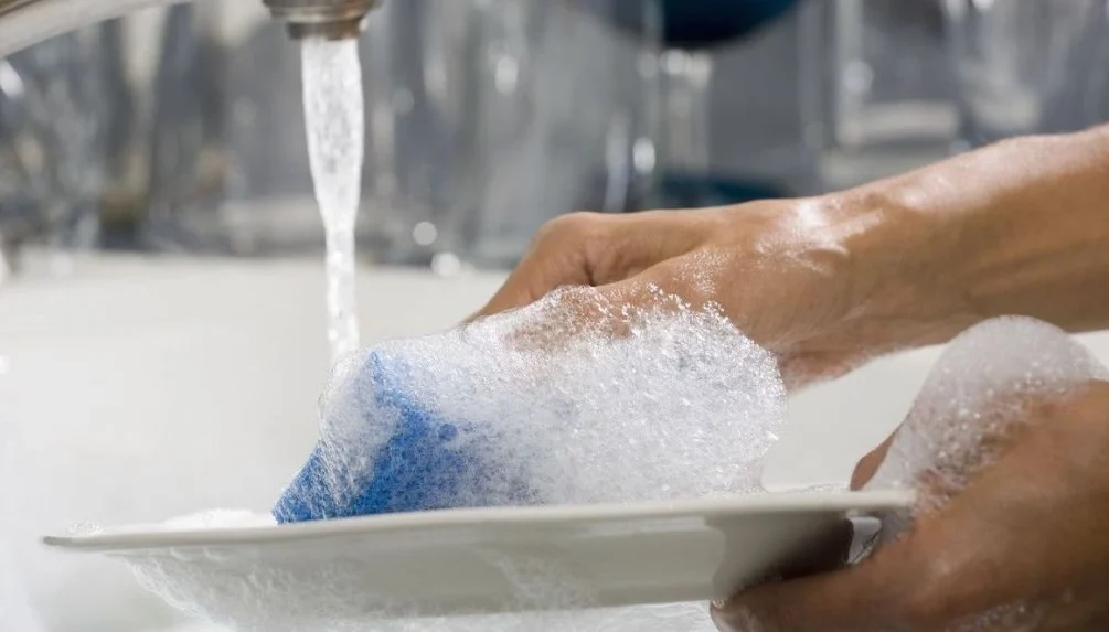 "Banyak yang mengira aman di dalam rumah saat hujan petir. Faktanya, 5 aktivitas ini justru berbahaya, mulai dari mandi hingga menyentuh elektronik. Simak penjelasannya."