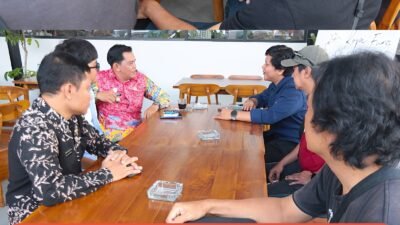 Wakil Wali Kota Singkawang, Muhammadin, berdiskusi santai dengan tim PH HAHA Production terkait rencana pembuatan film biografi di Cafe Kopi Fung. (Dok. HO/Faktakalbar.id)