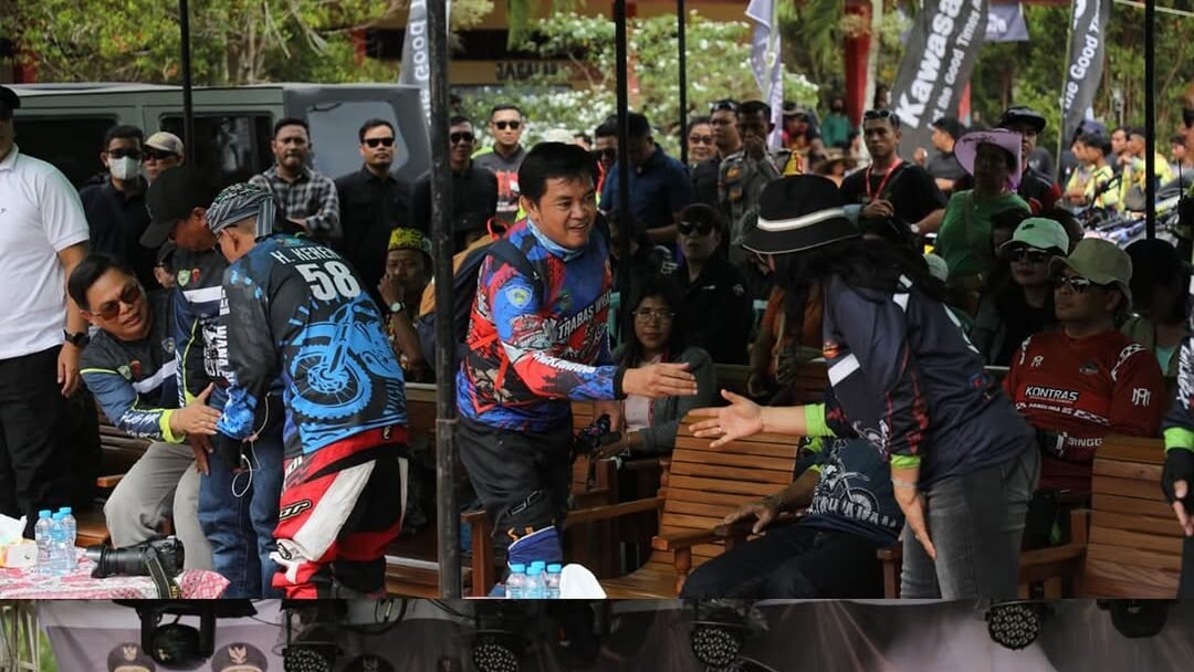 Wakil Wali Kota Singkawang Muhammadin menyapa warga dan para peserta trail adventure saat menghadiri pembukaan Jelajah Alam Macan’t Dohik Buko’k di Sanggau. (Dok. HO/Faktakalbar.id)