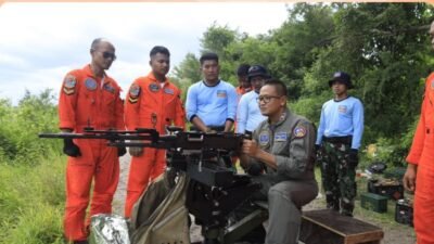 Personel Wing Udara 2 Puspenerbal melakukan latihan menembak menggunakan senapan mesin GPMG didampingi instruktur Kopaska di Probolinggo. (Dok. HO/Faktakalbar.id)