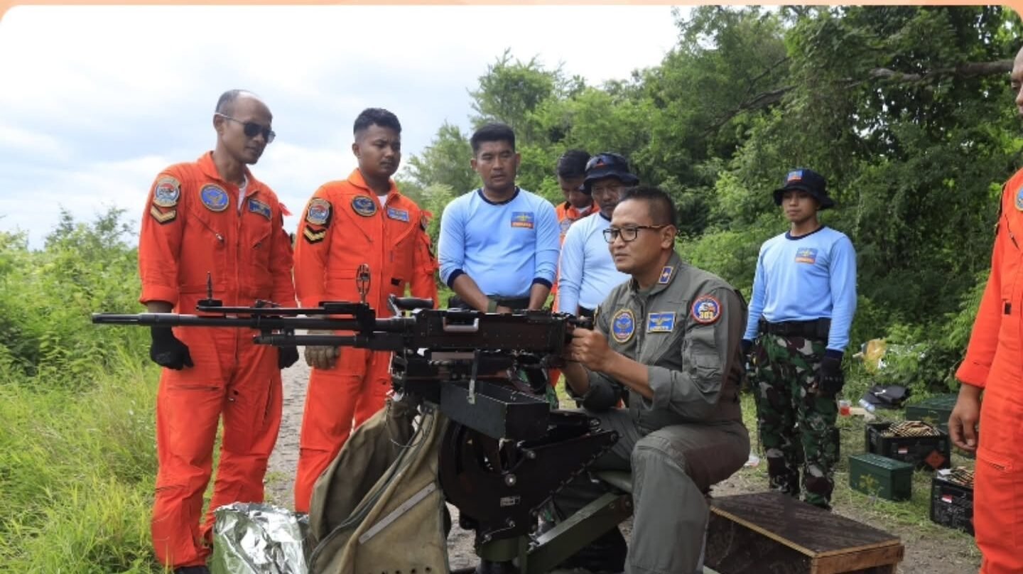 Personel Wing Udara 2 Puspenerbal melakukan latihan menembak menggunakan senapan mesin GPMG didampingi instruktur Kopaska di Probolinggo. (Dok. HO/Faktakalbar.id)