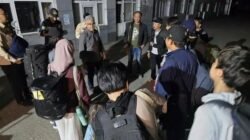 "Ribuan tewas dalam gejolak Iran. Keluarga di Indonesia kehilangan kontak 5 hari akibat pemadaman jaringan. Kemlu pertahankan status aman dan belum evakuasi."