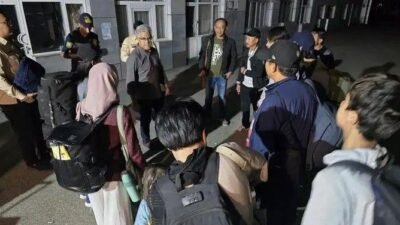 "Ribuan tewas dalam gejolak Iran. Keluarga di Indonesia kehilangan kontak 5 hari akibat pemadaman jaringan. Kemlu pertahankan status aman dan belum evakuasi."
