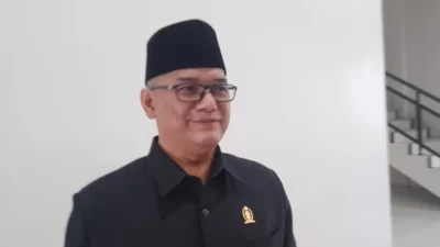"Anggota DPRD Kalbar, Zulfydar Zaidar Mochtar menyoroti kematangan Pemprov di HUT ke-69. Ia meminta Gubernur dan OPD agresif menjemput anggaran pembangunan ke pusat."