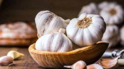 "Penderita hipertensi wajib tahu! Simak daftar 10 makanan alami penurun darah tinggi yang ampuh dan mudah didapat, mulai dari pisang hingga dark chocolate."