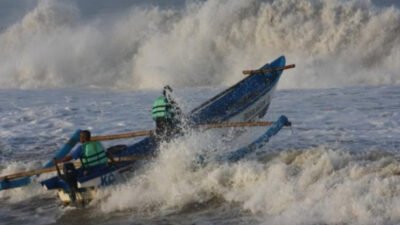 BMKG keluarkan peringatan dini potensi gelombang laut tinggi hingga 4 meter di perairan Jawa, Bali, dan NTB.