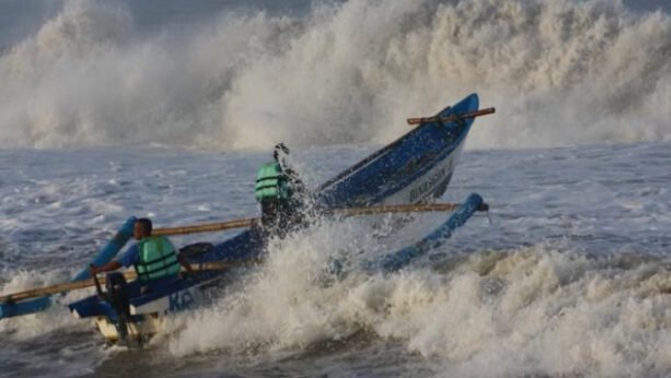 BMKG keluarkan peringatan dini potensi gelombang laut tinggi hingga 4 meter di perairan Jawa, Bali, dan NTB.