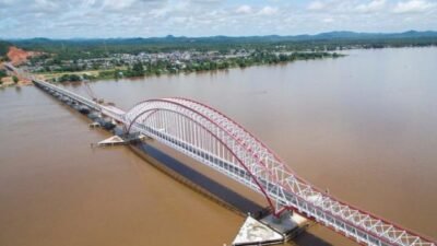 "Temukan 4 hal ikonik dari Kabupaten Sanggau, Kalimantan Barat. Mulai dari wisata alam Pancur Aji, Keraton Surya Negara, Kampung Sentana, hingga megahnya Jembatan Tayan."