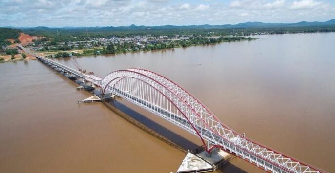 "Temukan 4 hal ikonik dari Kabupaten Sanggau, Kalimantan Barat. Mulai dari wisata alam Pancur Aji, Keraton Surya Negara, Kampung Sentana, hingga megahnya Jembatan Tayan."