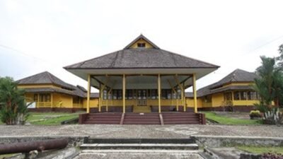 "Jelajahi 4 hal ikonik Sintang yang memukau dunia. Mulai dari kemegahan batu monolit Bukit Kelam, Saka Tiga, hingga sejarah Keraton Sintang."