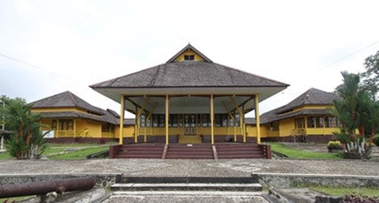 "Jelajahi 4 hal ikonik Sintang yang memukau dunia. Mulai dari kemegahan batu monolit Bukit Kelam, Saka Tiga, hingga sejarah Keraton Sintang."