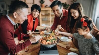 "Inilah 4 hal penting yang wajib dipersiapkan menjelang malam Sa Cap Meh atau malam Imlek agar momen kumpul keluarga penuh keberuntungan dan makna."