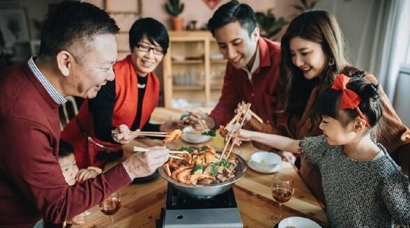 "Inilah 4 hal penting yang wajib dipersiapkan menjelang malam Sa Cap Meh atau malam Imlek agar momen kumpul keluarga penuh keberuntungan dan makna."