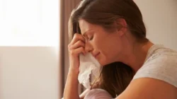 "Mengulas 4 alasan medis dan psikologis di balik keinginan menangis secara mendadak tanpa pemicu jelas, mulai dari kelelahan emosional hingga faktor hormon."