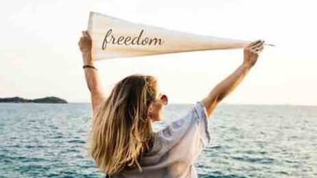 "Memiliki banyak uang belum tentu bebas finansial. Kenali 4 tanda nyata seseorang telah mencapai financial freedom dan memegang kendali atas hidupnya."