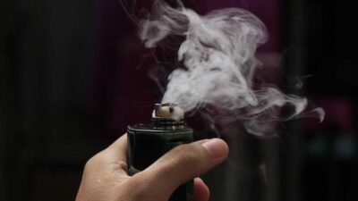"Rokok elektrik sering dianggap lebih aman, namun faktanya ada berbagai alasan medis mengapa penggunaan vape tetap berbahaya bagi kesehatan paru-paru dan jantung."