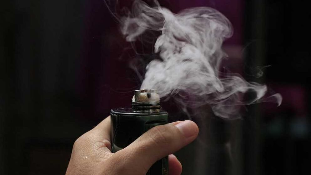 "Rokok elektrik sering dianggap lebih aman, namun faktanya ada berbagai alasan medis mengapa penggunaan vape tetap berbahaya bagi kesehatan paru-paru dan jantung."