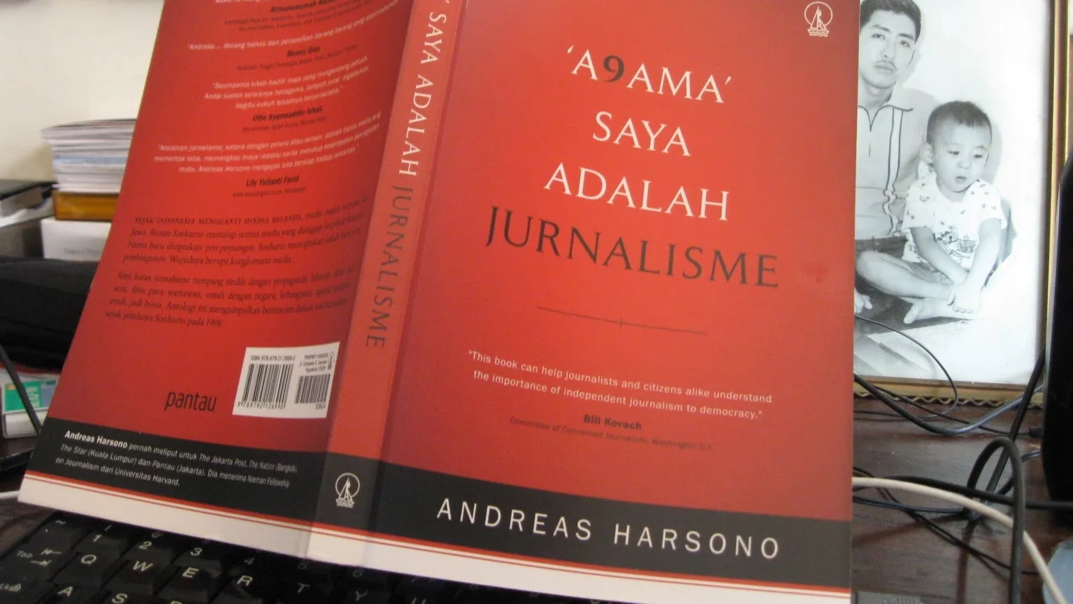 "Ingin meningkatkan skill menulis dan investigasi? Simak 5 buku wajib jurnalis ini untuk mempertajam insting berita, etika, dan teknik storytelling kamu"