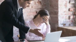 "Sikap anti kritik bisa menjadi penghalang besar bagi kesuksesan dan kebahagiaan. Kenali 5 dampak buruk anti kritik yang dapat merusak perkembangan diri dan hubungan sosial Anda."