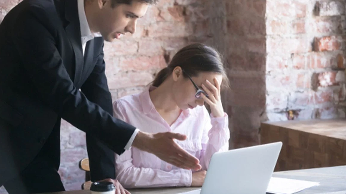 "Sikap anti kritik bisa menjadi penghalang besar bagi kesuksesan dan kebahagiaan. Kenali 5 dampak buruk anti kritik yang dapat merusak perkembangan diri dan hubungan sosial Anda."