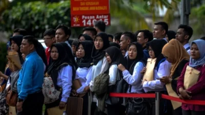 "Mengapa banyak sarjana di Indonesia masih menganggur? Simak 5 fakta penyebab lulusan universitas sulit dapat kerja, mulai dari skill gap hingga ekspektasi gaji. "